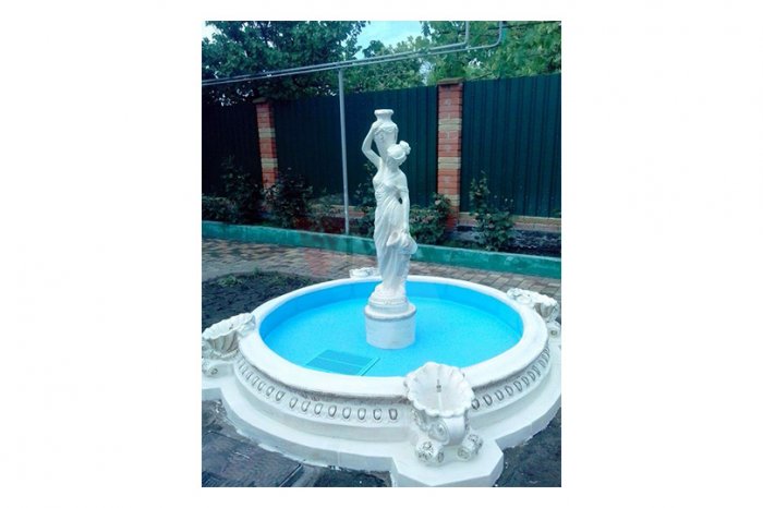 Фонтан «Девушка с кувшином»